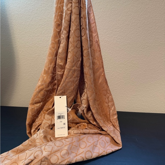 Calvin Klein Accessories - NWT Calvin Klein Tan Patterned Scarf